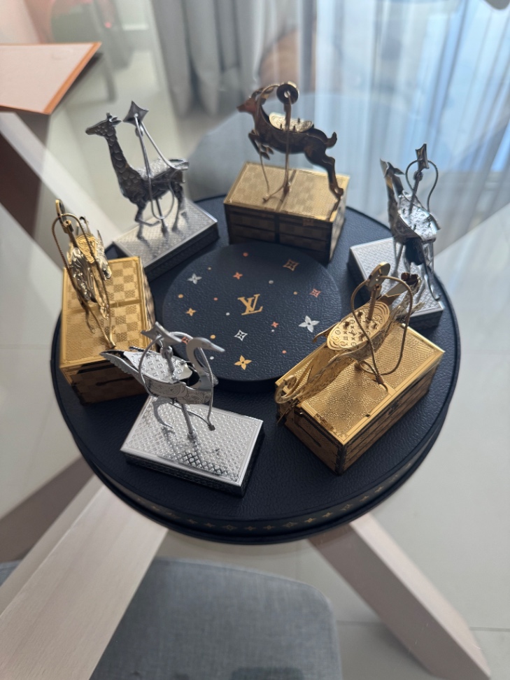 Louis Vuitton сувенир карусель