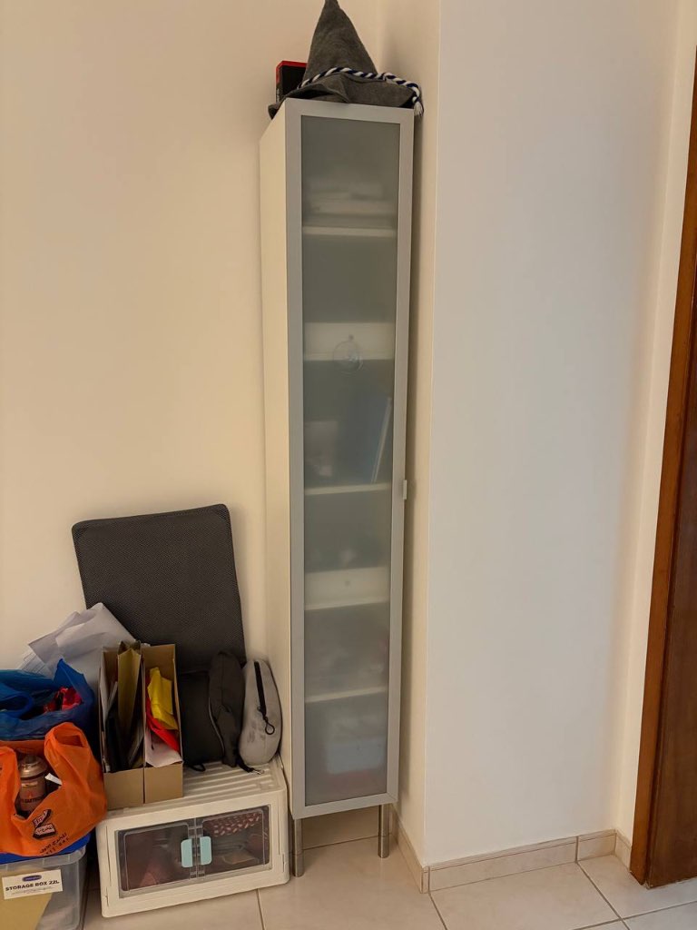 Узкий высокий шкаф