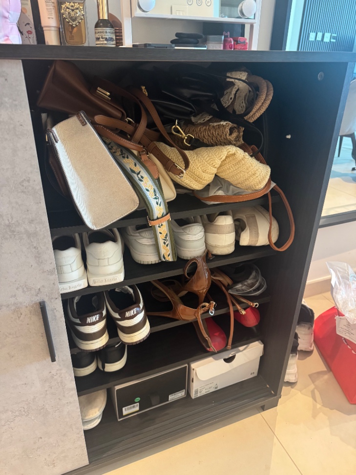 Shoe cabinet